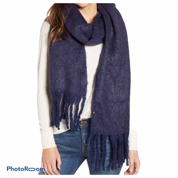 Treasure & Bond Nordstrom navy solid brushed wrap fringe scarf - Picture 1 of 5